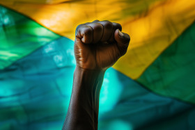 Uma imagem poderosa com um punho preto levantado ao fundo a bandeira do brasil, Gerado com IA (17)